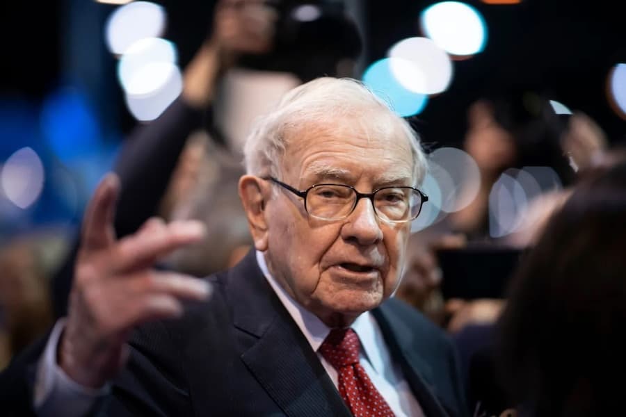 Buffett Slashes Berkshire's Apple Stake: Impacts & Insights